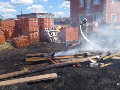 В уфимском Нагаево вплотную к жилым домам горят сухая трава и мусор