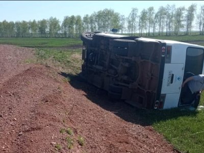 Автобус с пассажирами перевернулся на дороге в Башкирии