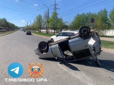 Два пассажира пострадали в перевернувшейся иномарке в Уфе