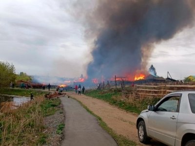 В Учалинском районе Башкирии загорелись три дома и 10 построек