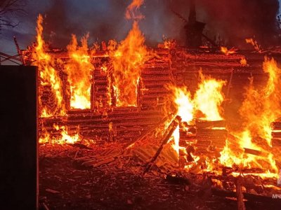 В Башкирии мужчина погиб дома во время пожара, женщина спаслась