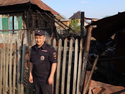 В Башкирии полицейский вытащил из горящего дома мужчину и женщину