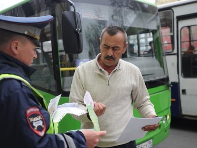 Гражданам без российских водительских прав могут запретить заниматься перевозкой пассажиров