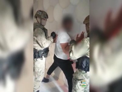 В Уфе на видео попало задержание родственников, подозреваемых в вымогательстве денег у бизнесменов