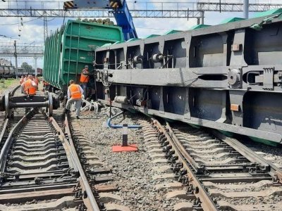 В Башкирии следователи проводят проверку по факту схода с рельсов грузовых вагонов