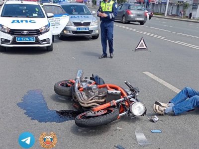 В Уфе столкнулись Skoda Rapid и Suzuki Bandit 400: пострадал мотоциклист
