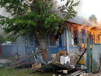 В Башкирии сгорел дом многодетной семьи, пока мама была в роддоме