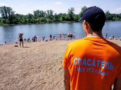 На Кармановском водохранилище спасатели смогли спасти катавшегося на спа-борде мужчину