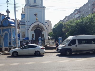 В Уфе автобус с пассажирами врезался в припаркованную у обочины «Мазду», есть пострадавшие