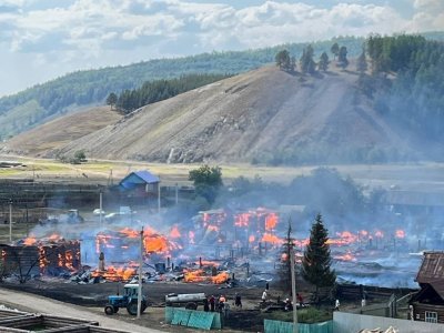 В Башкирии в селе Хамитово горят несколько усадеб