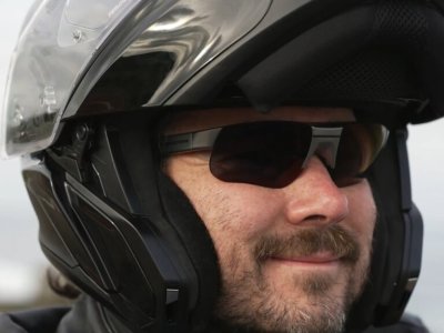 Для мотоциклистов создали умные очки: на их стекла выводятся необходимые данные