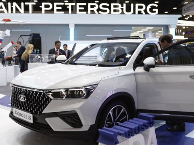 Петербургских чиновников пересадят на автомобили «Лада»