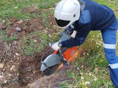 В Башкирии спасатели помогли щенку, застрявшему в трубе