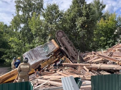 В Уфе при сносе здания старой казармы опрокинулся экскаватор