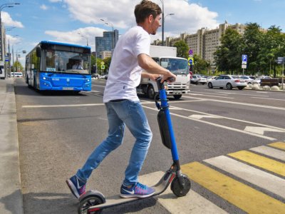 Водителей электросамокатов и велосипедов будут штрафовать за превышение скорости