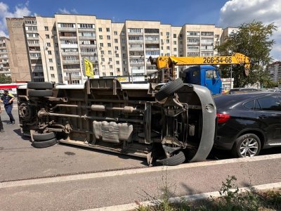 В Уфе «КамАЗ» стрелой манипулятора опрокинул автобус «Мерседес» на «БМВ Х6»