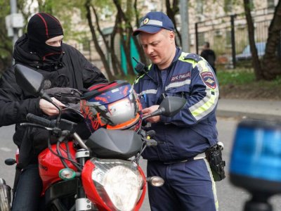 Дорожные камеры начали штрафовать мотоциклистов за езду без шлема