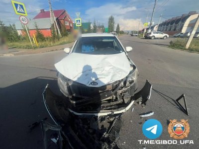 Два подростка на мопеде в Уфе столкнулись с иномаркой