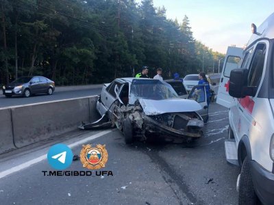 В Уфе на улице Менделеева столкнулись три машины и троллейбус