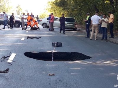 В Уфе на Блюхера образовалась большая яма