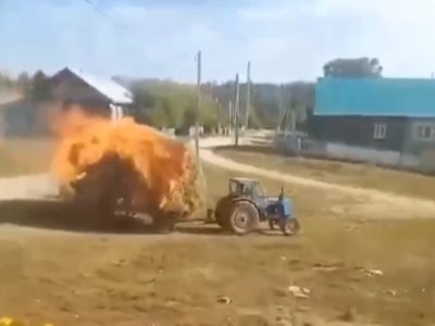 В Башкирии загорелся прицеп с сеном