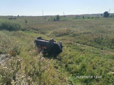 В Туймазинском районе Lada Vesta улетела в кювет, пострадали 2 человека