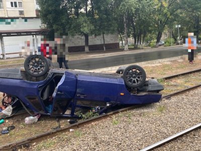 В Уфе автомобиль опрокинулся на трамвайные пути, пострадали водитель и две девушки