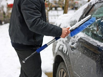 Как правильно очистить автомобиль от снега, чтобы не повредить кузов?