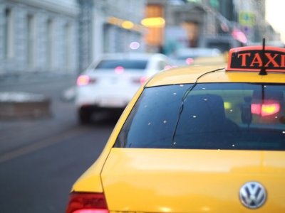 Названы причины роста цен на услуги такси в России