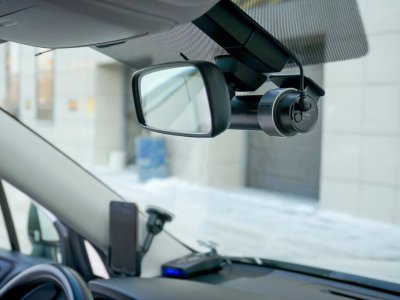 Как правильно установить видеорегистратор в машине, чтобы не получить штраф?