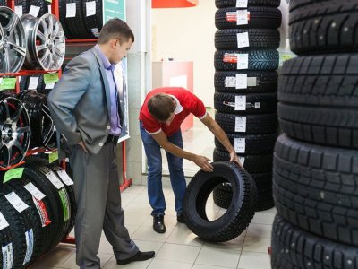 Россияне бросились скупать шины для легковых автомобилей
