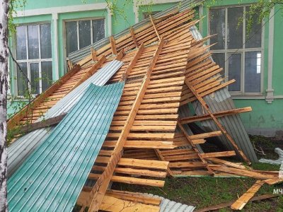 Ветер сорвал кусок кровли со здания башкирской гимназии в Белорецке