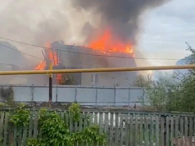 Пожарные тушат два горящих дома в частном секторе Уфы