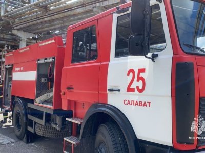 На месте атаки беспилотника в Башкирии работают пожарные