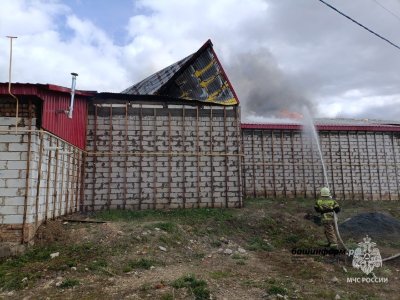 Пожарные потушили горящее здание «Светофора» в Баймаке