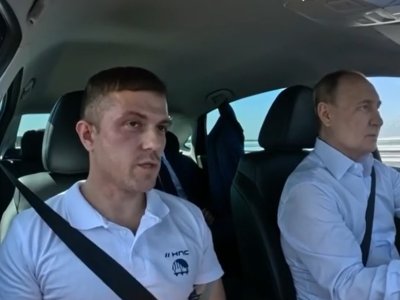 Владимир Путин приехал на открытие трассы М-11 на автомобиле Lada Aura