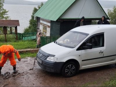 В Башкирии два автомобиля оказались в «грязевой ловушке»
