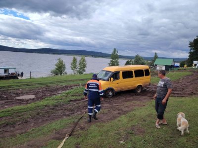 В Башкирии спасатели помогли вытащить застрявшую машину